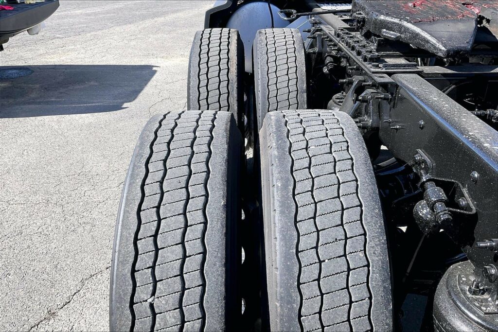 2022 CUM LT625 6×4 Sleeper