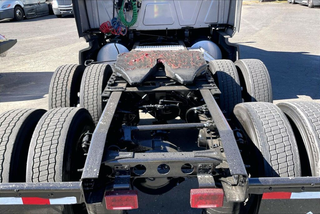 2022 CUM LT625 6×4 Sleeper