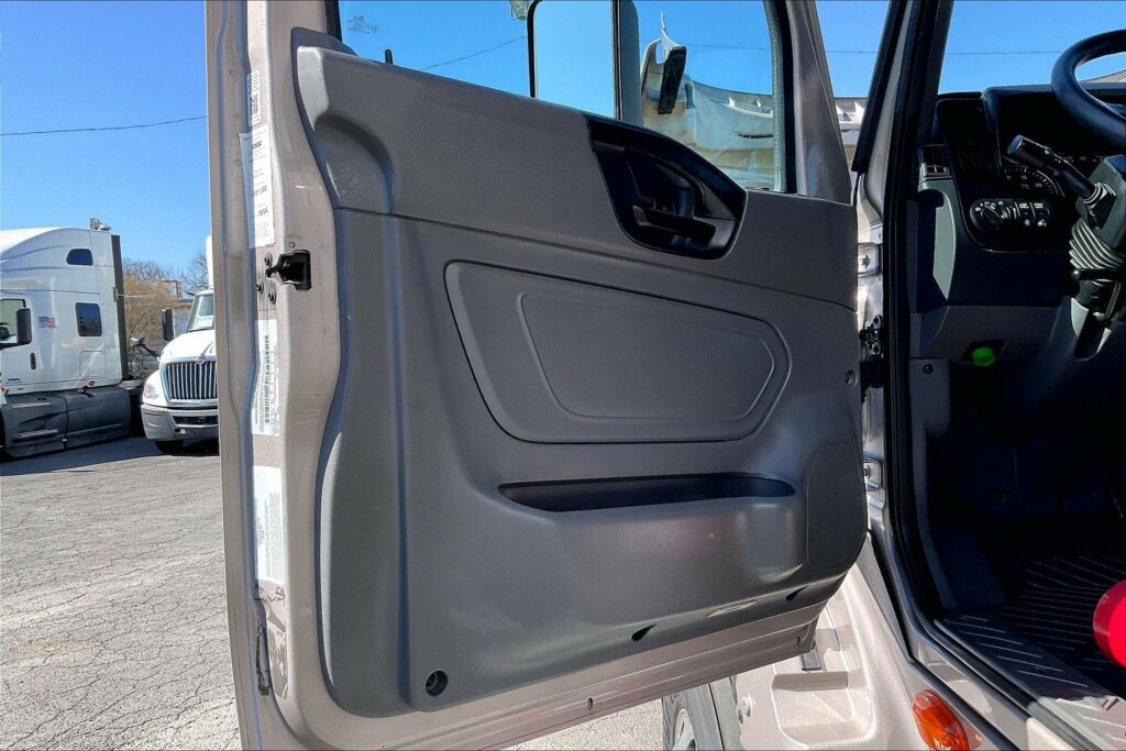 2022 CUM LT625 6×4 Sleeper