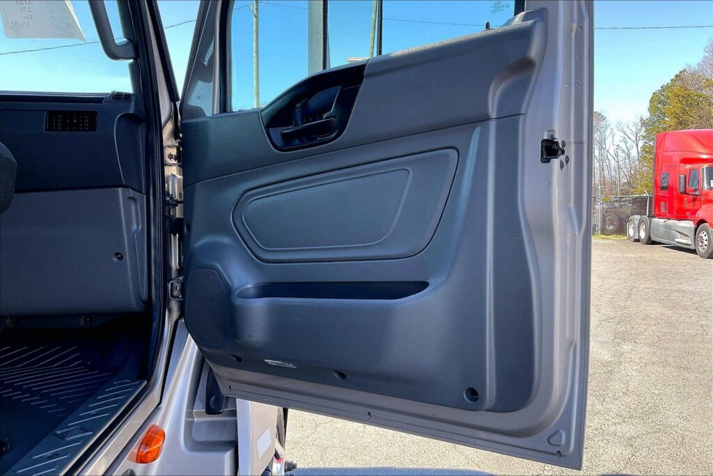 2022 CUM LT625 6×4 Sleeper