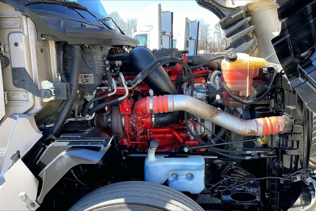 2022 CUM LT625 6×4 Sleeper