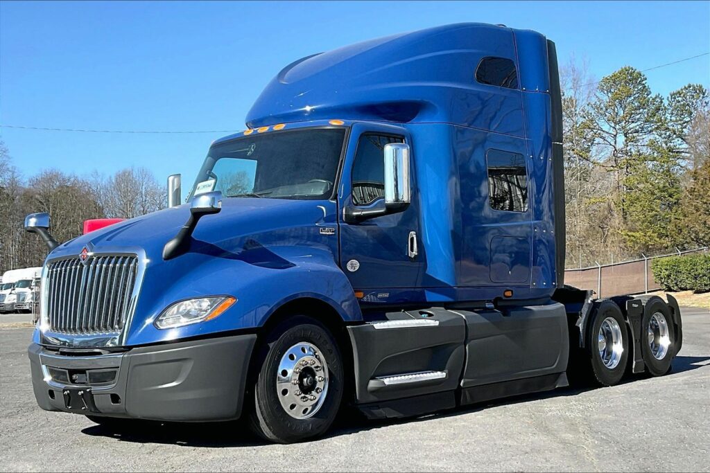 2022 CUM LT625 6×4 Sleeper