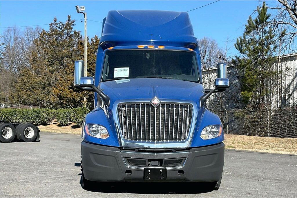 2022 CUM LT625 6×4 Sleeper