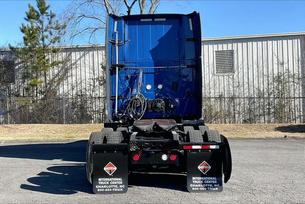 2022 CUM LT625 6×4 Sleeper