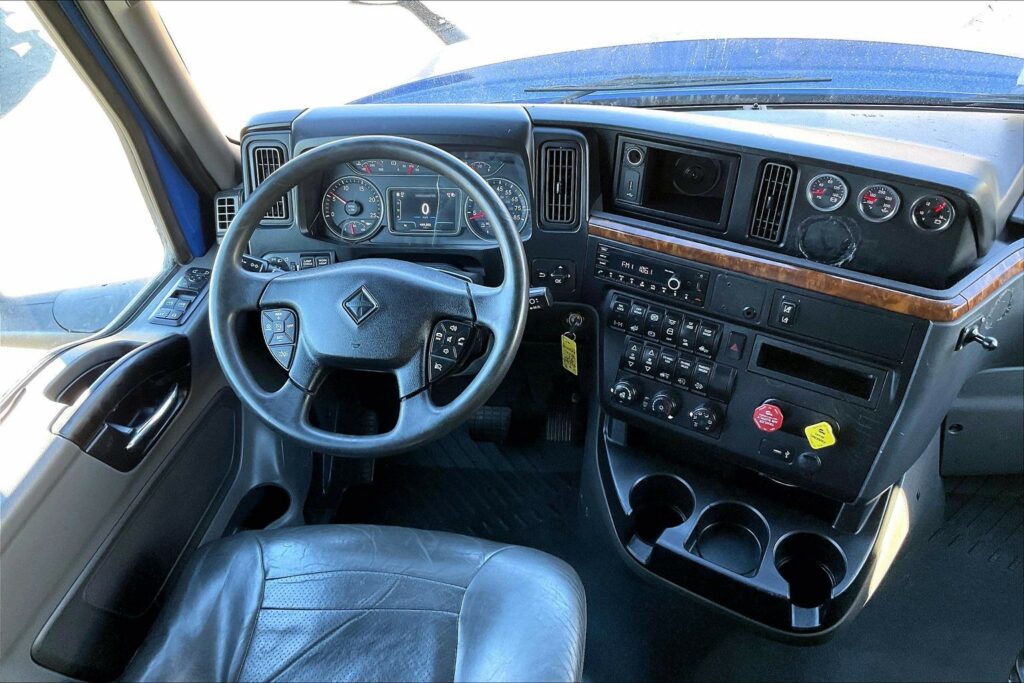 2022 CUM LT625 6×4 Sleeper