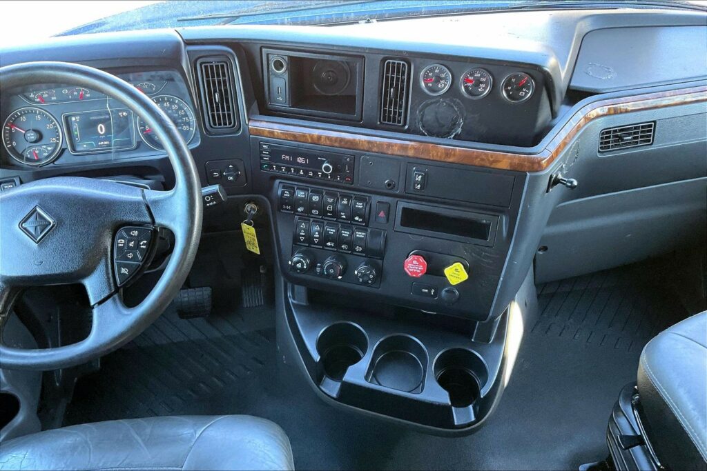 2022 CUM LT625 6×4 Sleeper