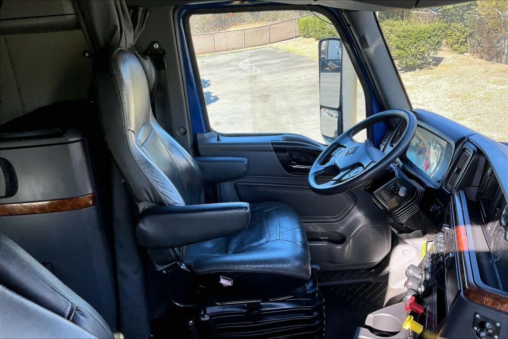 2022 CUM LT625 6×4 Sleeper