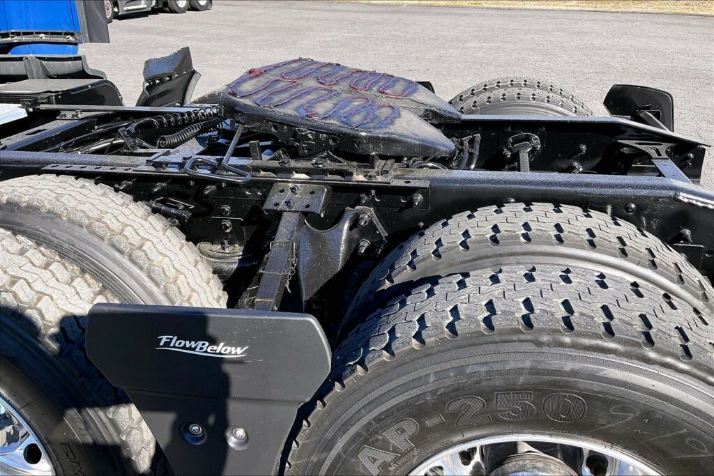 2022 CUM LT625 6×4 Sleeper