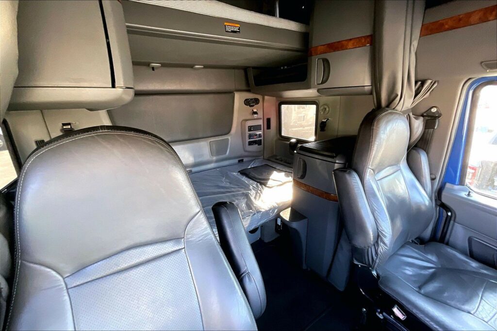 2022 CUM LT625 6×4 Sleeper