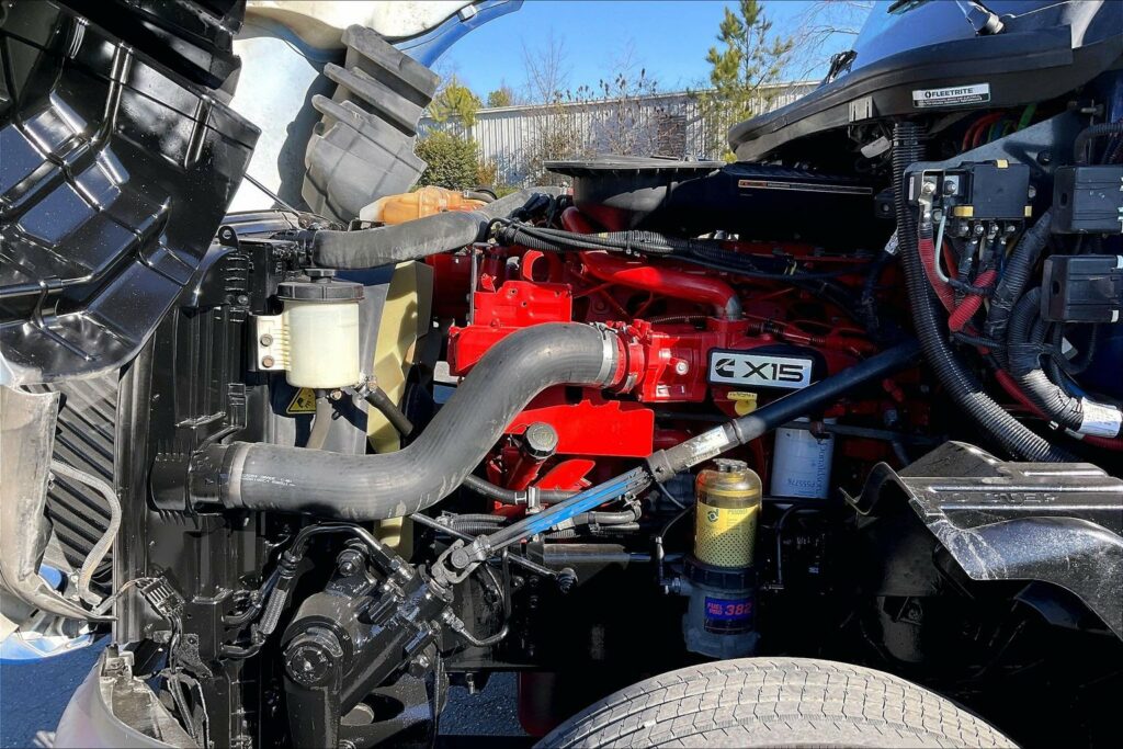 2022 CUM LT625 6×4 Sleeper