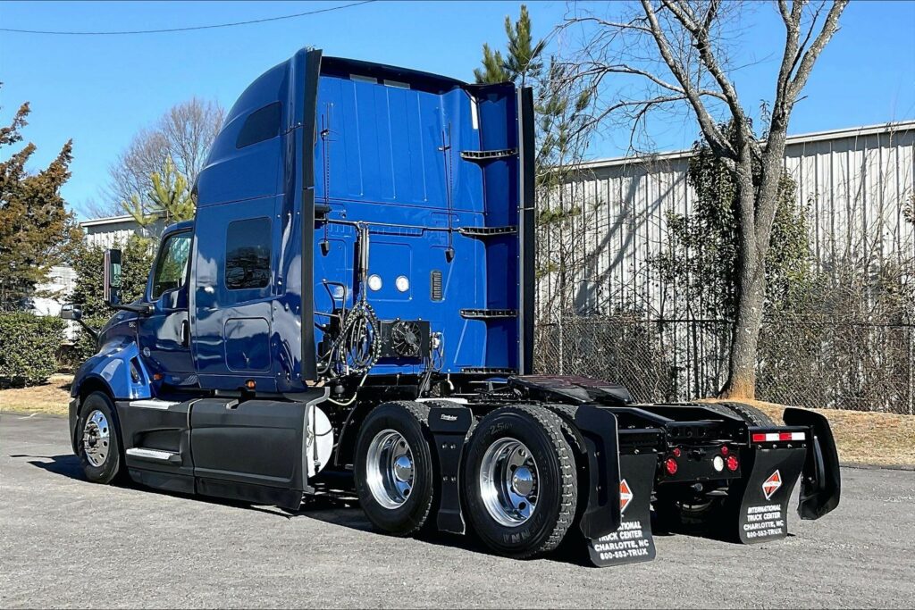 2022 CUM LT625 6×4 Sleeper