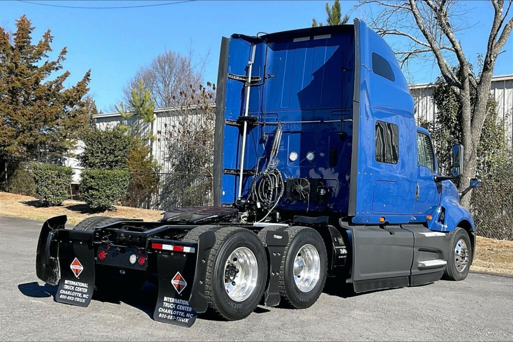 2022 CUM LT625 6×4 Sleeper