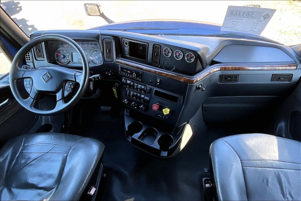 2022 CUM LT625 6×4 Sleeper