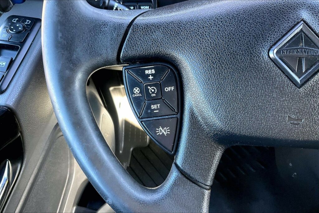 2022 CUM LT625 6×4 Sleeper