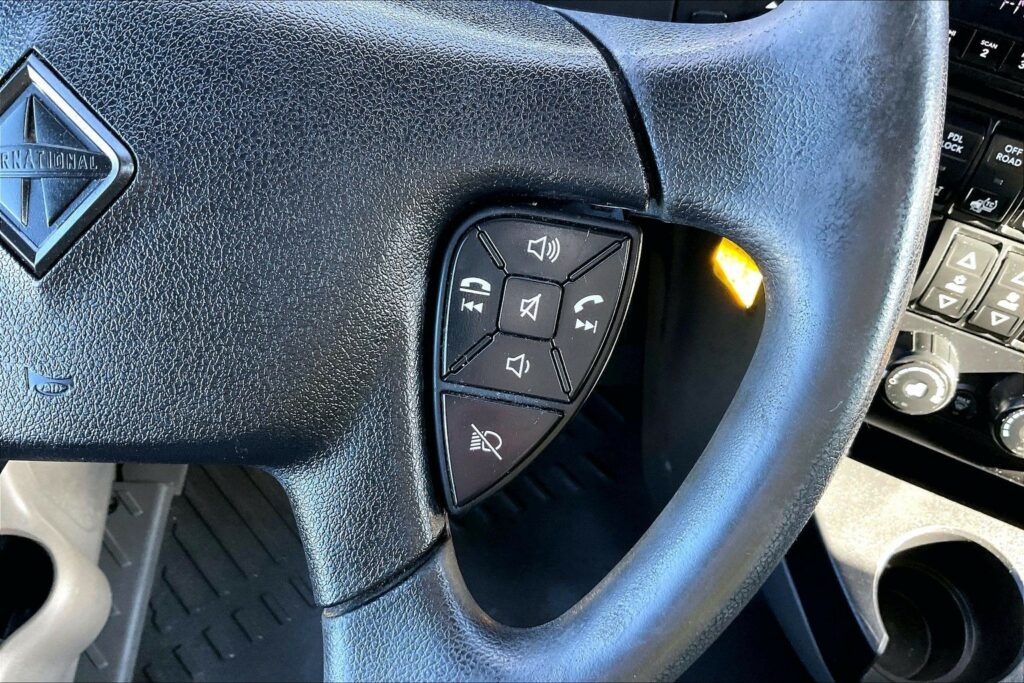 2022 CUM LT625 6×4 Sleeper