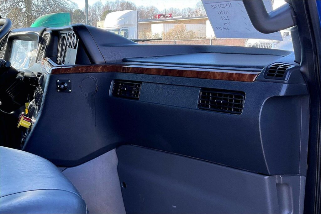 2022 CUM LT625 6×4 Sleeper