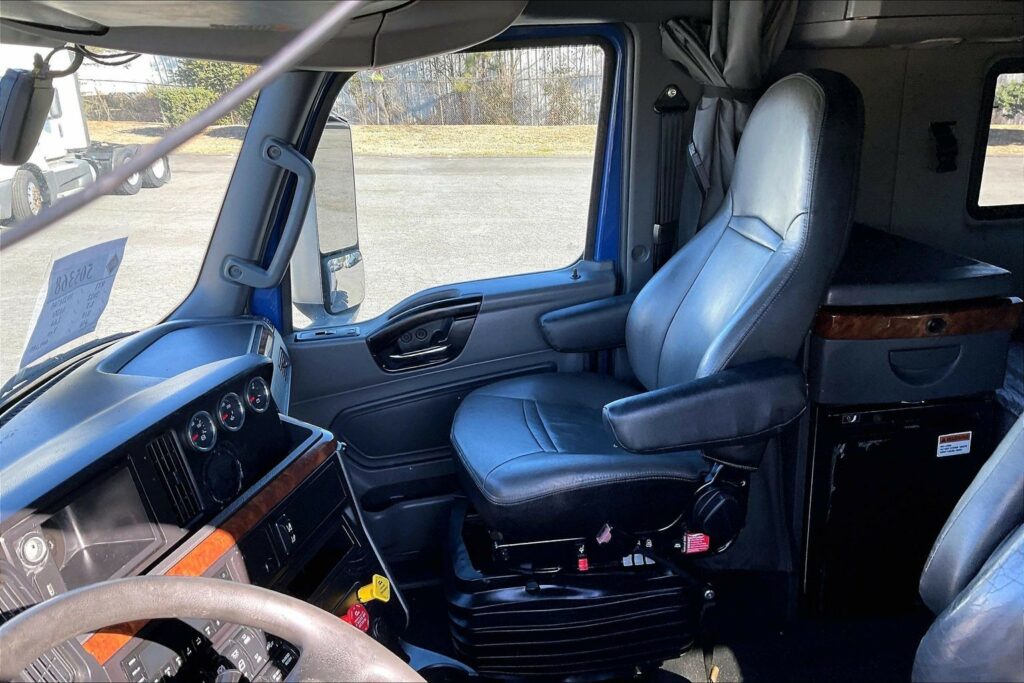 2022 CUM LT625 6×4 Sleeper