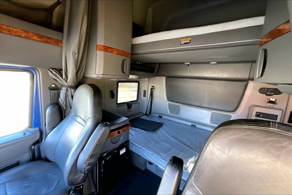 2022 CUM LT625 6×4 Sleeper