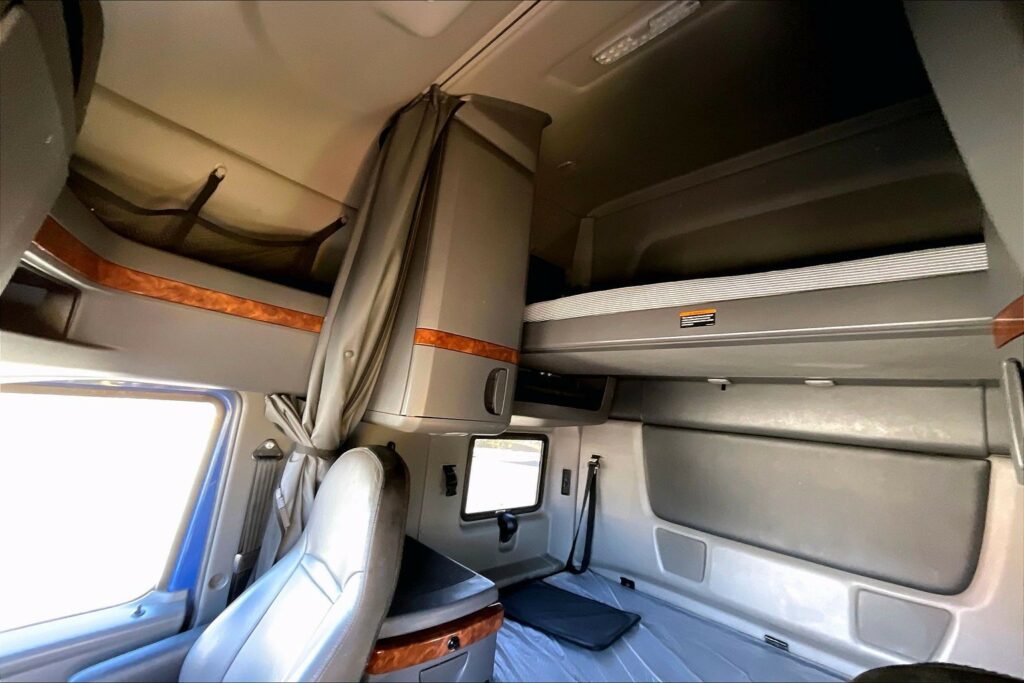 2022 CUM LT625 6×4 Sleeper