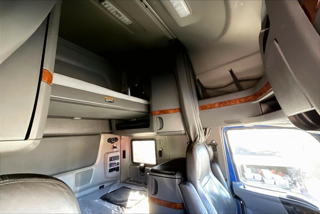 2022 CUM LT625 6×4 Sleeper