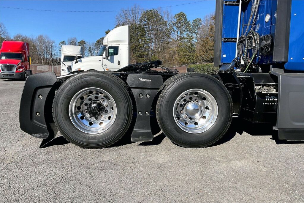 2022 CUM LT625 6×4 Sleeper