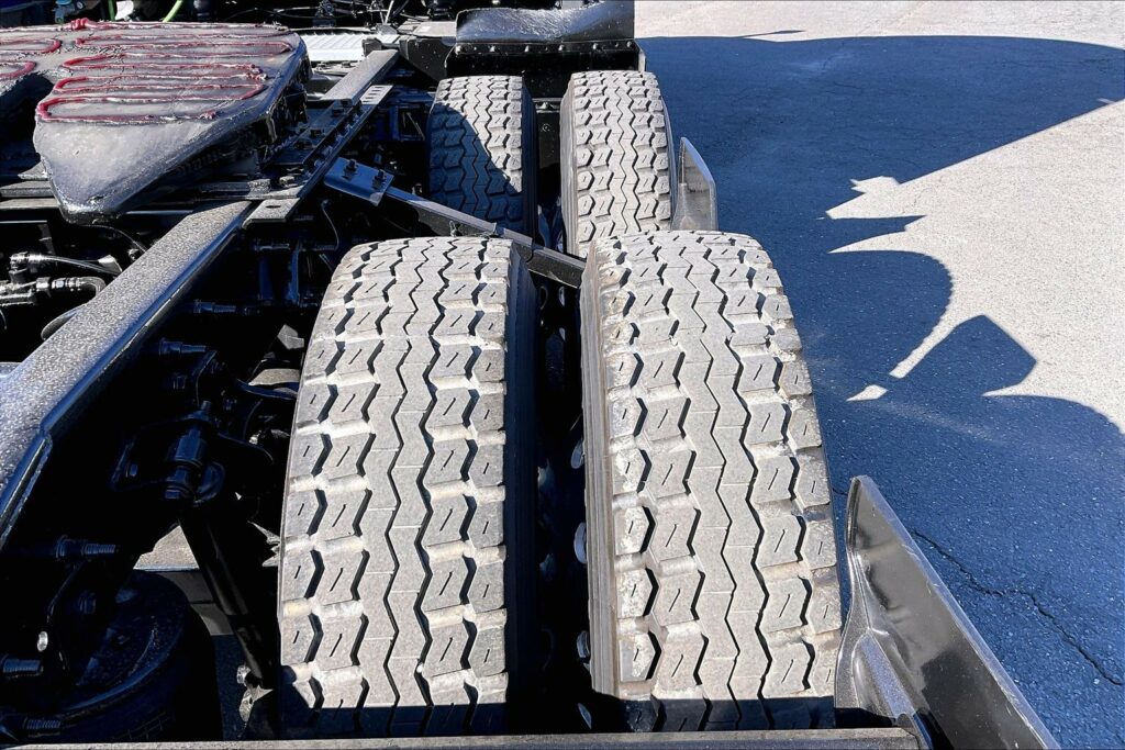 2022 CUM LT625 6×4 Sleeper