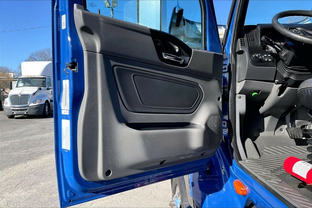 2022 CUM LT625 6×4 Sleeper