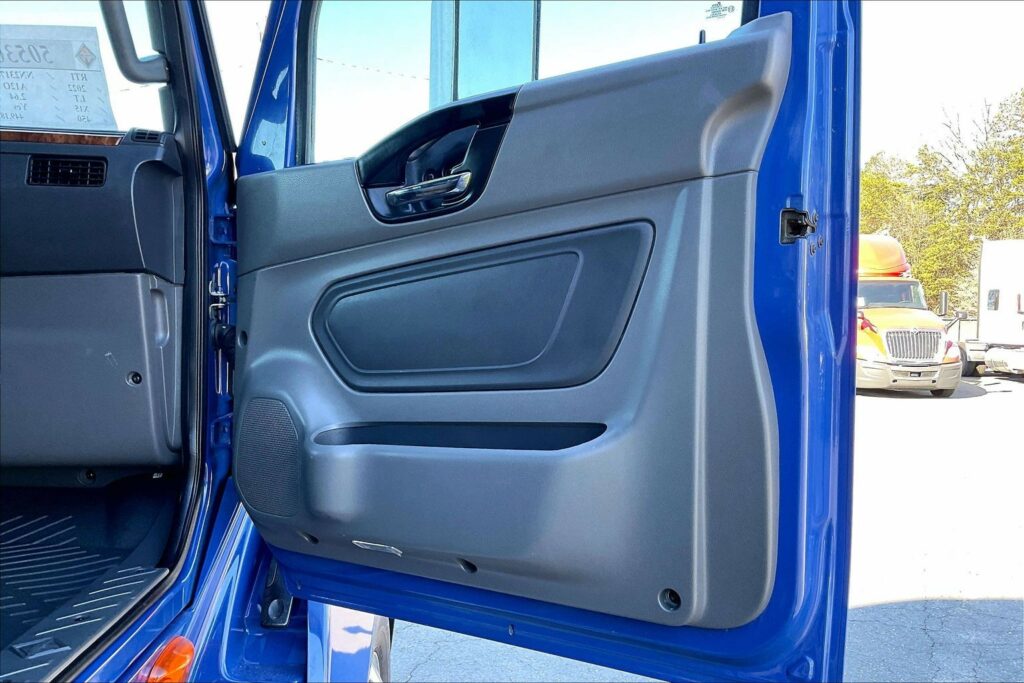 2022 CUM LT625 6×4 Sleeper