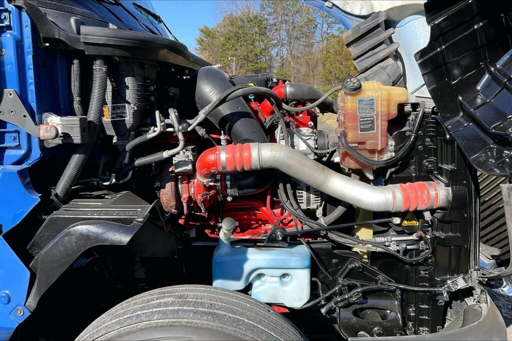 2022 CUM LT625 6×4 Sleeper