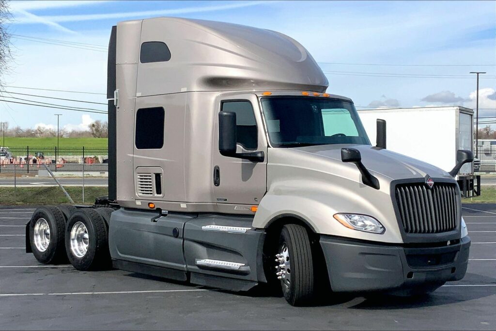 2022 CUM LT625 6×4 Sleeper