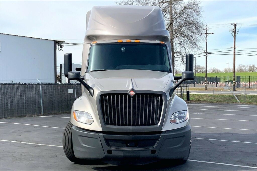 2022 CUM LT625 6×4 Sleeper