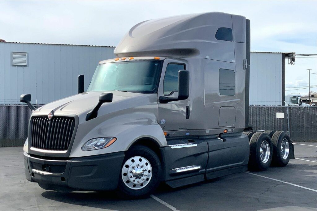 2022 CUM LT625 6×4 Sleeper