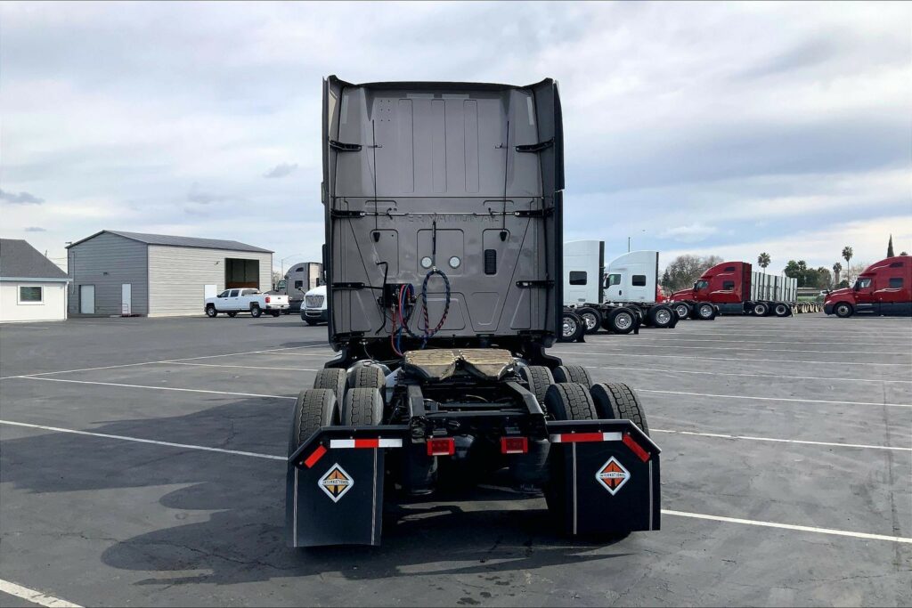 2022 CUM LT625 6×4 Sleeper