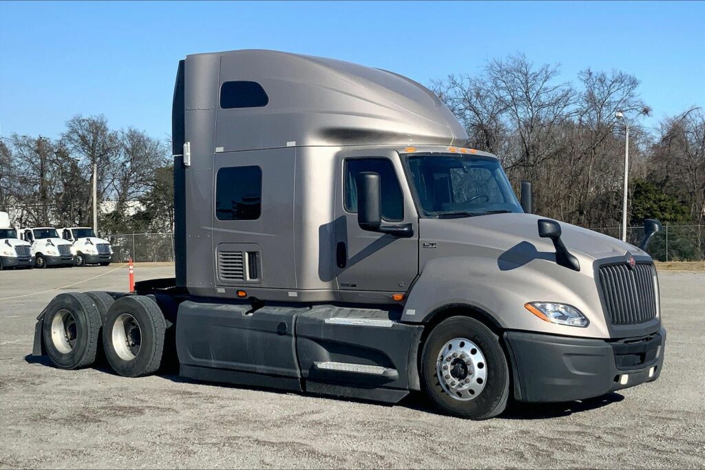 2022 CUM LT625 6×4 Sleeper
