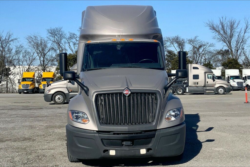 2022 CUM LT625 6×4 Sleeper