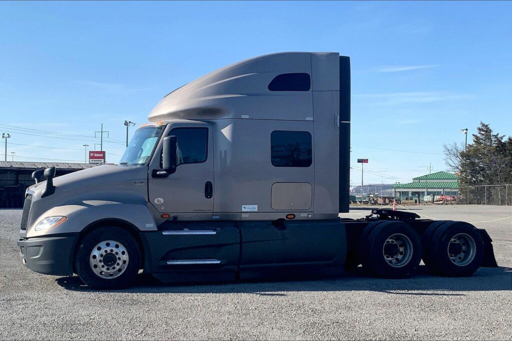 2022 CUM LT625 6×4 Sleeper