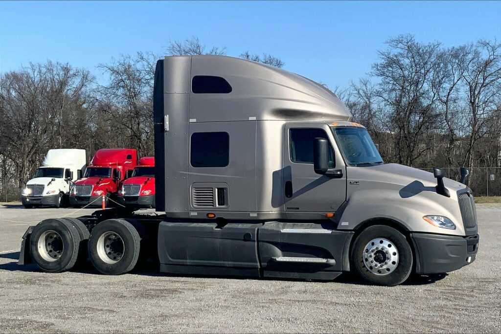 2022 CUM LT625 6×4 Sleeper