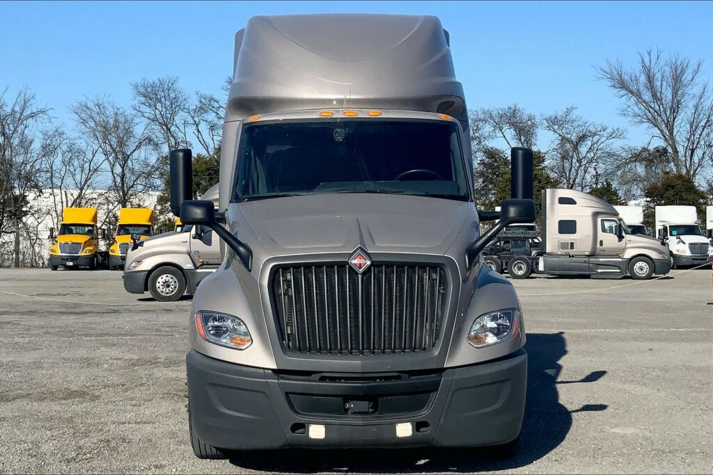 2022 CUM LT625 6×4 Sleeper