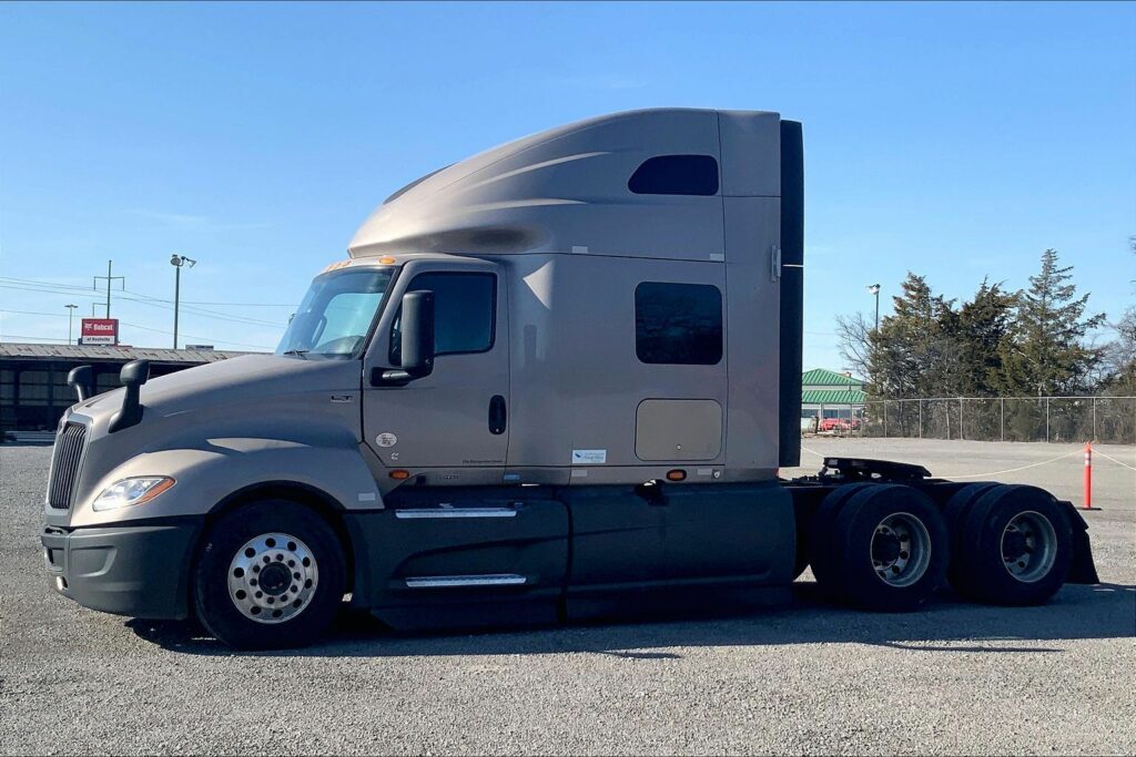 2022 CUM LT625 6×4 Sleeper