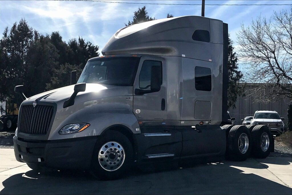 2022 CUM LT625 6×4 Sleeper