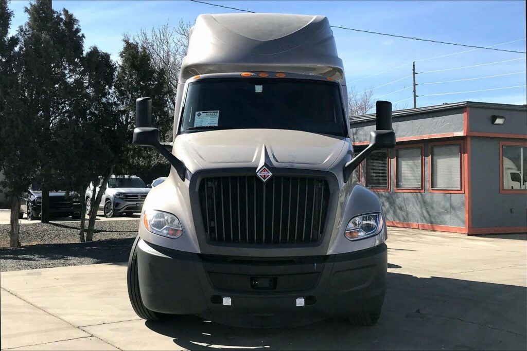 2022 CUM LT625 6×4 Sleeper