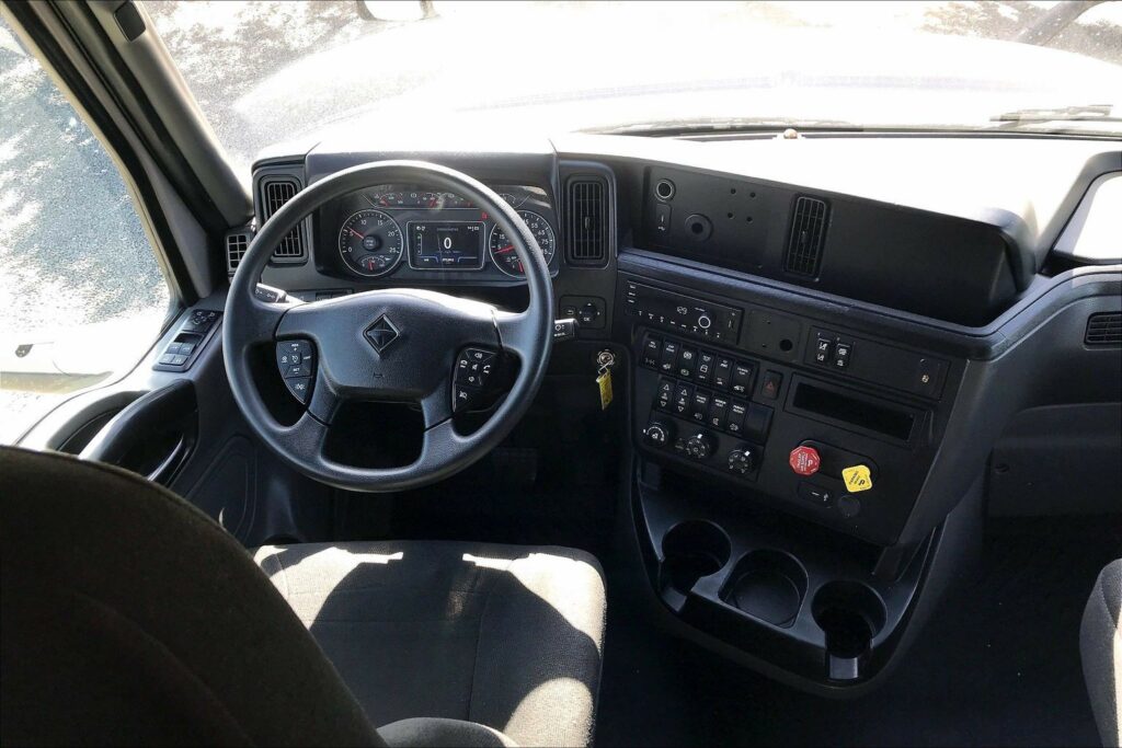 2022 CUM LT625 6×4 Sleeper