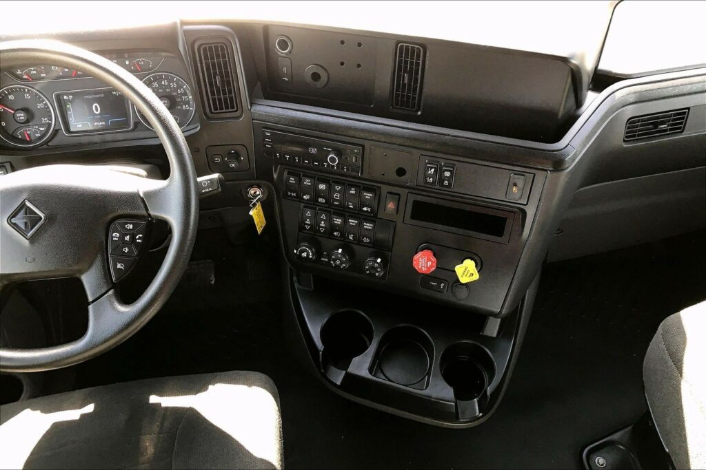 2022 CUM LT625 6×4 Sleeper