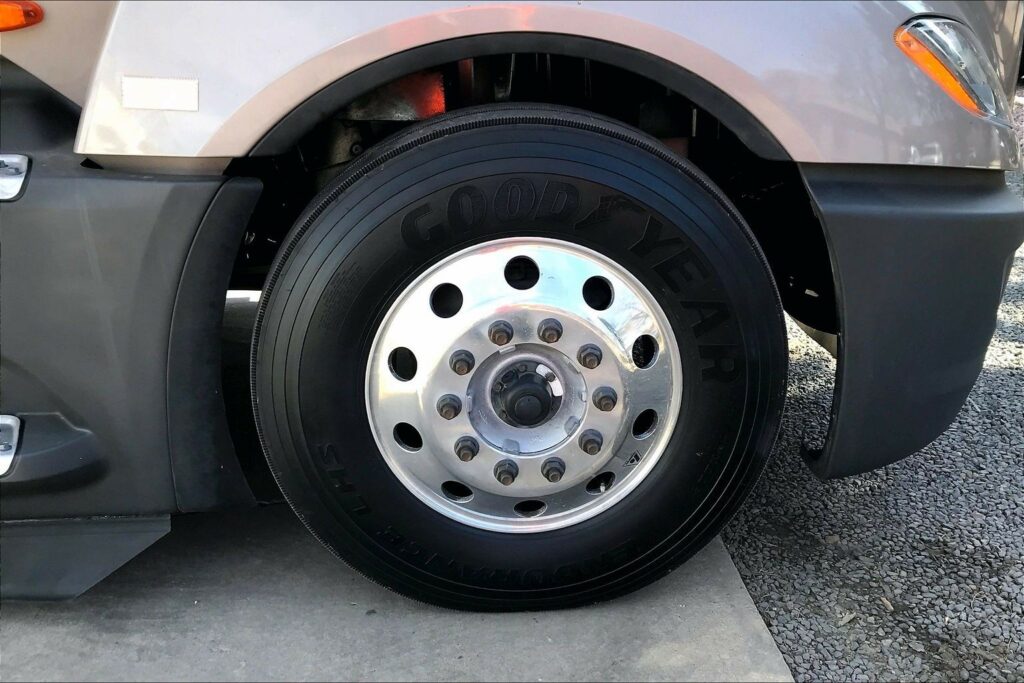 2022 CUM LT625 6×4 Sleeper