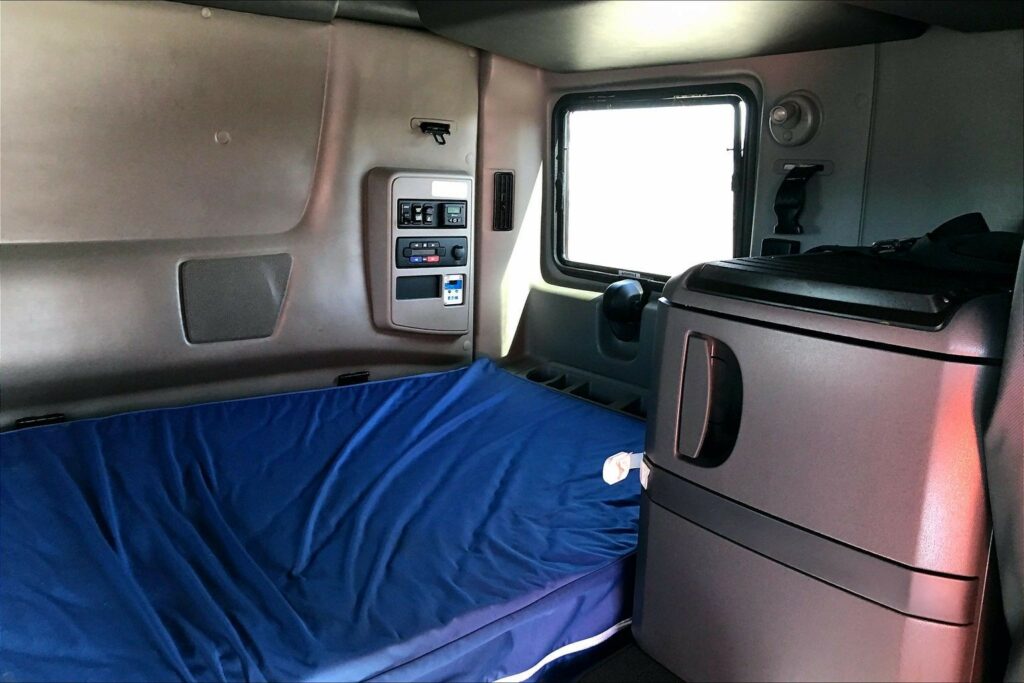 2022 CUM LT625 6×4 Sleeper