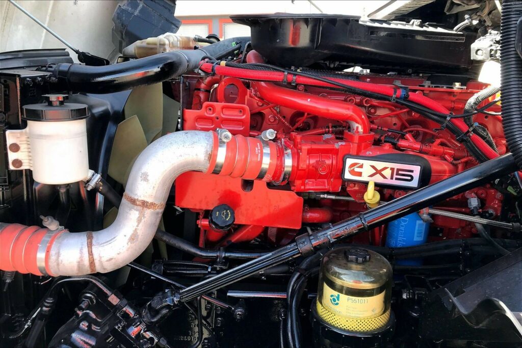 2022 CUM LT625 6×4 Sleeper