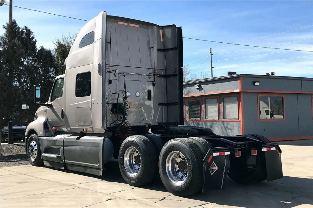 2022 CUM LT625 6×4 Sleeper