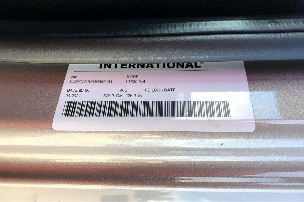 2022 CUM LT625 6×4 Sleeper