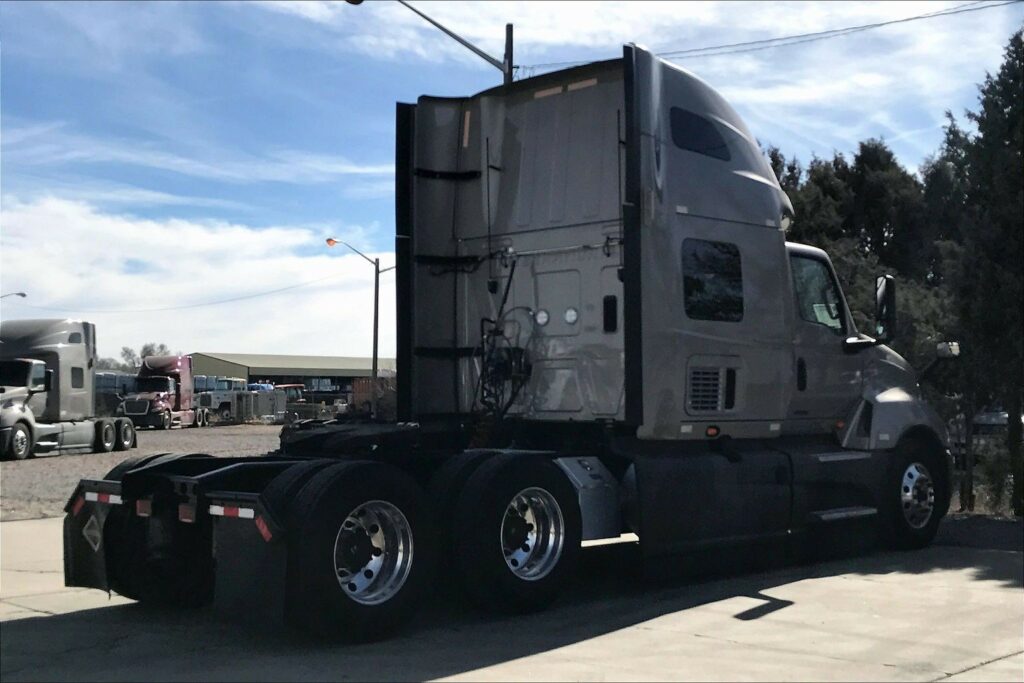 2022 CUM LT625 6×4 Sleeper