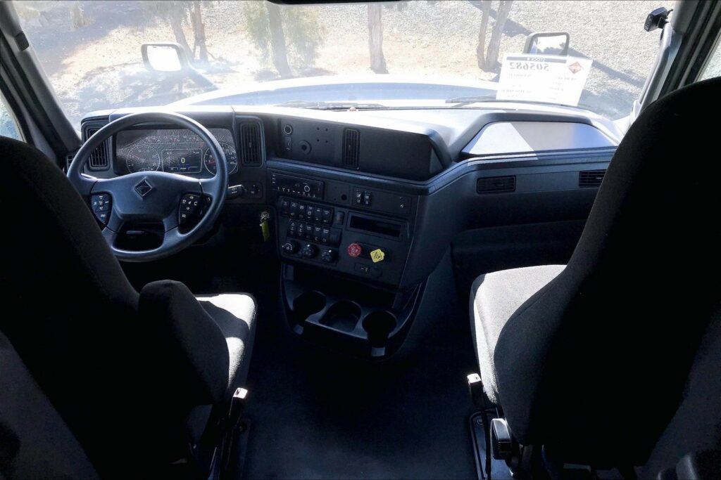 2022 CUM LT625 6×4 Sleeper